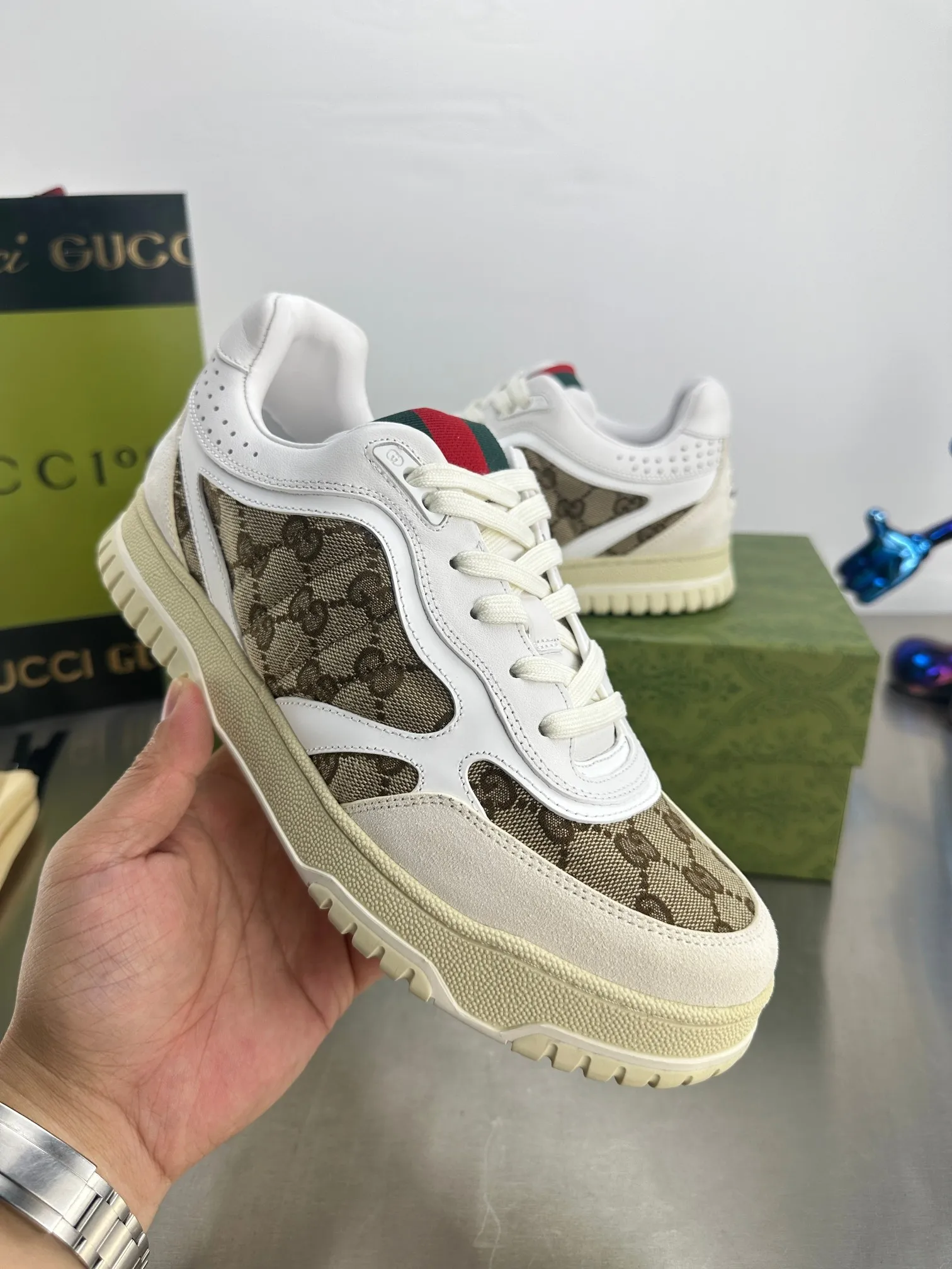 👟👟Ex-factory price 600👟👟 Gucci's latest hot-selling series of high and low-cut distressed couple's sneakers are shipped. The original version is purchased, developed and manufactured. This high-low top sneaker adopts a basketball-style silhouette design, cleverly integrated with hollow panels and distressed effects, showing its unique ingenuity. The ingenuity incorporates brand logo details such as interlocking Double G styling accessories and Gucci lettering, a low-key tribute to the brand's design heritage. Exquisite packaging at the delivery counter 🛍📦 ▪️ Fabric: Original customized imported first-layer cowhide ▪️ Lining: Imported high-grade mesh ▪️ Sole: Original molded TPU sole ▪️ Sole thickness: 3cm ▪️ Size: Women's 35-41 (Women's 41 customized)